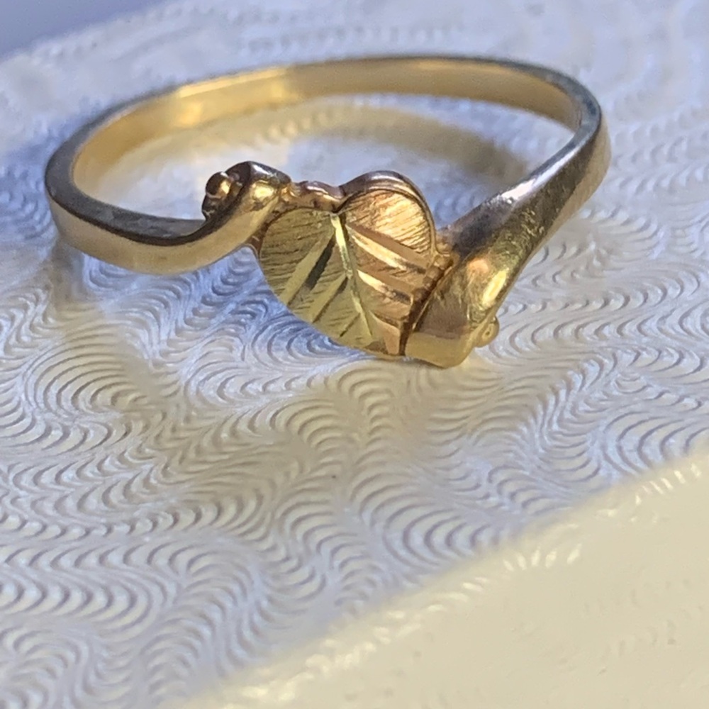 10kt Black Hills Gold Heart Leaf Ring. So pretty 😍 size 6.5